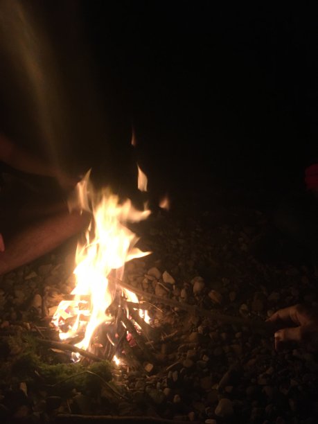 晚上篝火图片下载