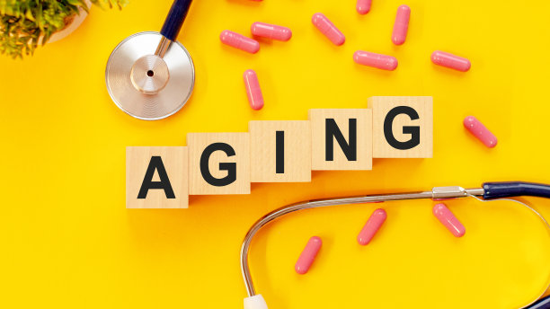 木块上刻有古老的文字，浅黄色背景上有听诊器图片下载