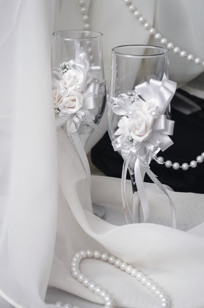 白色背景上的玻璃眼镜图片下载