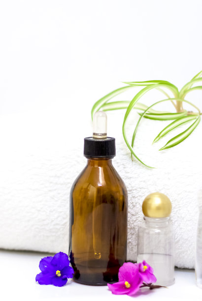 水疗过程。对身体的美容护理。芳香油。芳香疗法。美容。图片下载