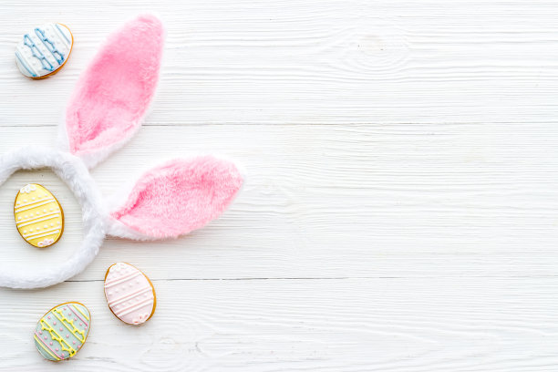 复活节快乐。兔耳朵和彩色鸡蛋饼干，俯视图图片下载