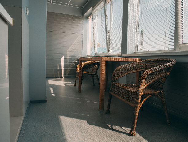 在舒适的阳台上设计了柳条家具。浴室内图片下载