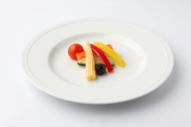 腌菜沙拉盘孤立在白色背景上图片下载