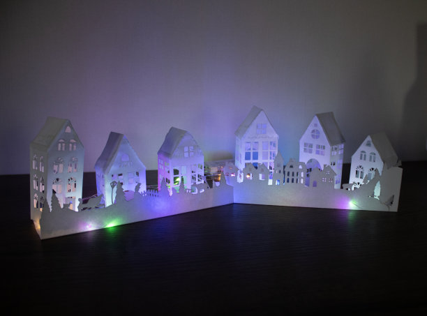 有照明的纸工艺品屋。圣诞工艺图片下载