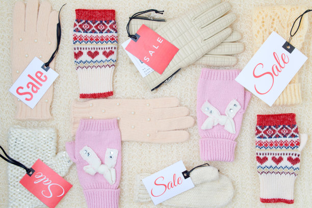 冬天平躺着连指手套、手套和销售标签图片下载