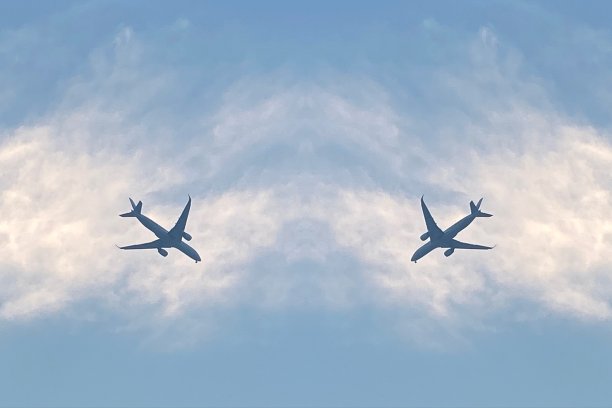 客机在蓝天翱翔图片下载