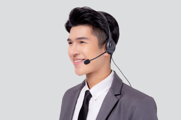 肖像年轻的亚洲商务人员呼叫中心戴着耳机隔离在白色背景上，座席提供支持和服务，商务人员为客户提供在线电话或帮助热线。图片下载