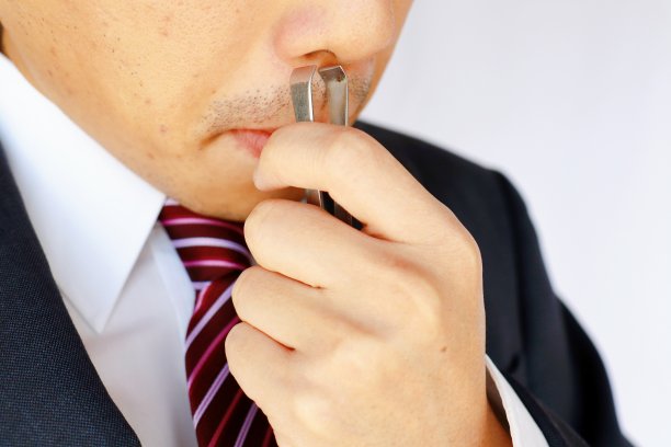 商人用镊子拔鼻毛图片下载
