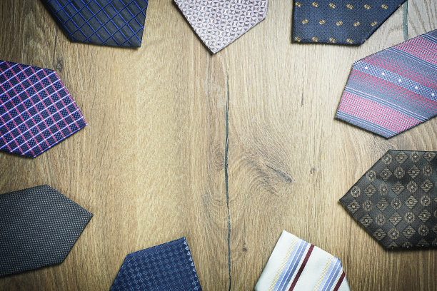 多色领带上的棕色木制背景。图片下载