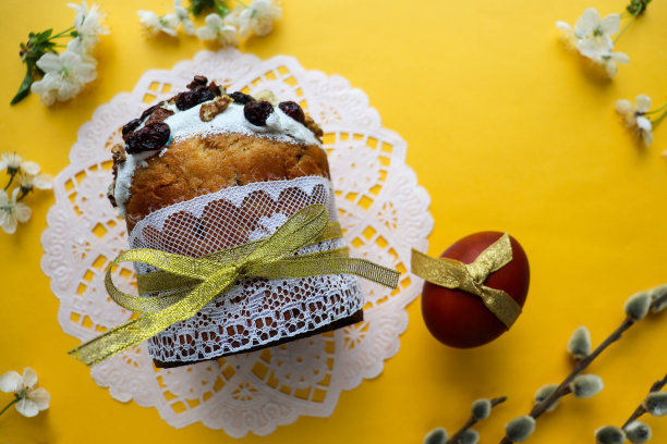 复活节卡片。传统的复活节蛋糕和复活节蛋图片下载