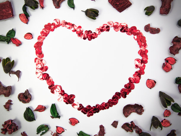 心形物体和玫瑰花瓣在白色的背景上复制空间，情人节快乐，母亲节，平躺，俯视图图片下载