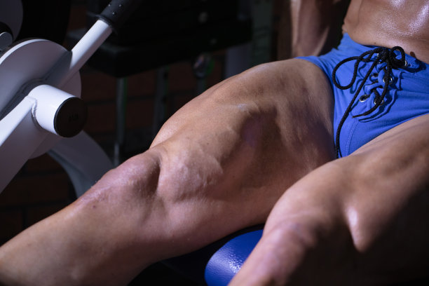 男运动员通过运动锻炼腿部肌肉图片下载