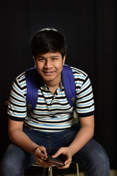 拥有幸福家庭的印度学生使用科技图片下载