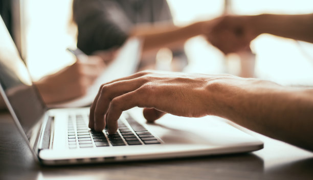 关闭了。一个商人坐在办公桌前用笔记本电脑工作图片下载