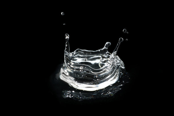 水花孤立在黑色。新鲜干净透明的饮用水飞溅。图片下载