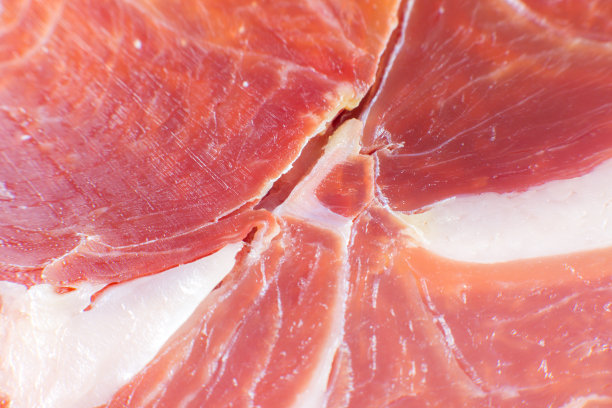 红肉质地特写照片。意大利熏火腿或火腿。生火腿。猪肉的背景。图片下载
