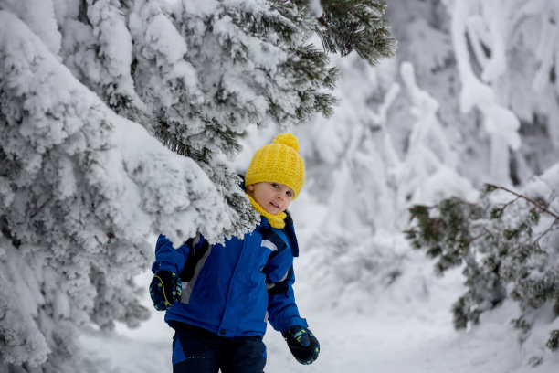 甜美快乐的孩子，在深深的雪地里玩耍图片下载