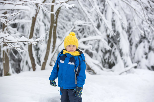 甜美快乐的孩子，在深深的雪地里玩耍图片下载