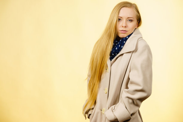 穿着秋色米色外套的女人图片下载