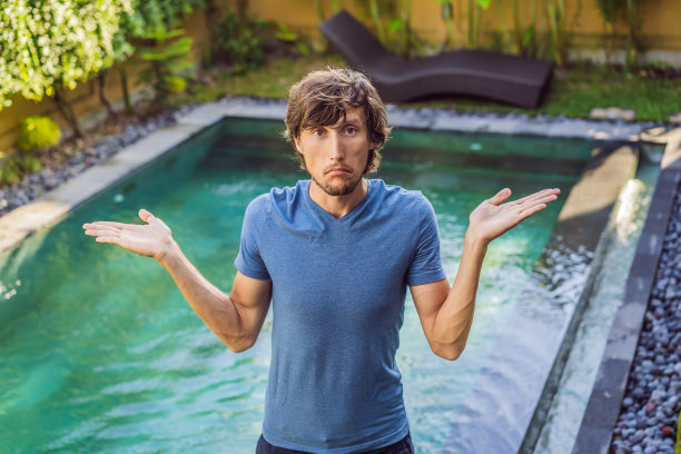 人类为泳池选择化学品。游泳池服务和设备与化学清洁产品和工具图片下载