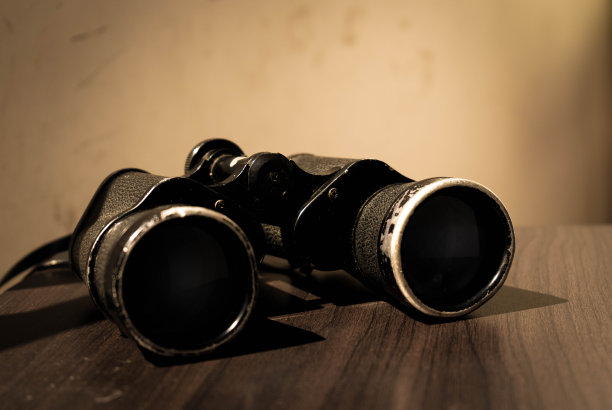 老式双筒望远镜的照片图片下载
