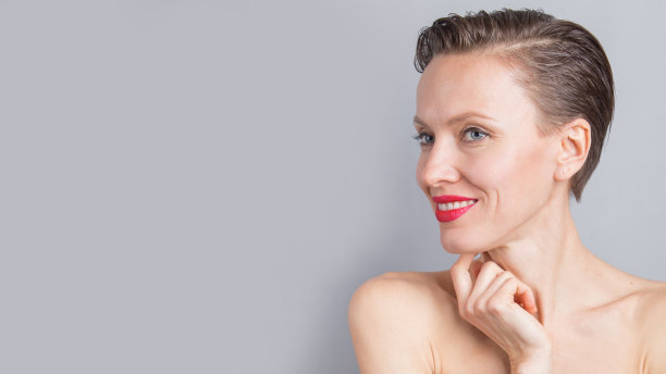 年轻的30岁女性，短发，自然妆容图片下载