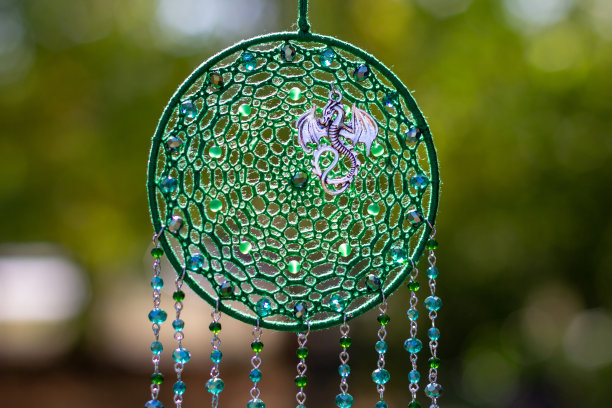 手工制作的捕梦网用羽毛线和珠子绳挂着图片下载