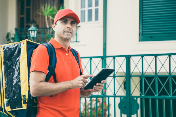中年快递员找房子，拿着平板电脑图片下载
