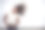 一名黑人妇女在用无线耳机听音乐，摇晃着她的头发。副本的空间。图片下载