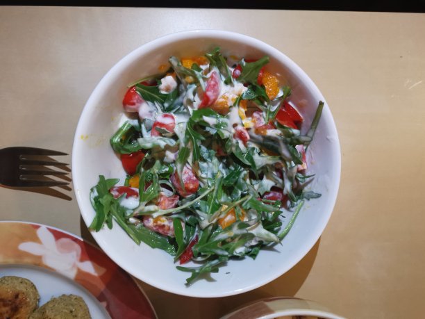 自制新鲜沙拉碗，配上Rucola，番茄和酸奶沙司图片下载