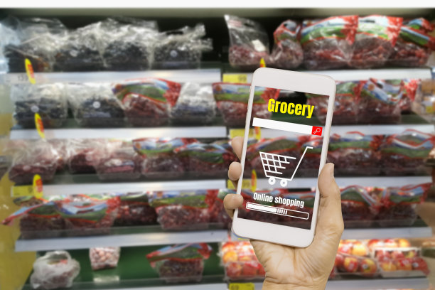 女性用智能手机查看模糊超市货架上商品和产品的价格，增强现实或零售业务，智能手机概念和未来的应用图片下载