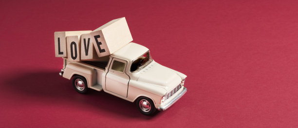 复古玩具车交付爱立方体-红色背景图片下载