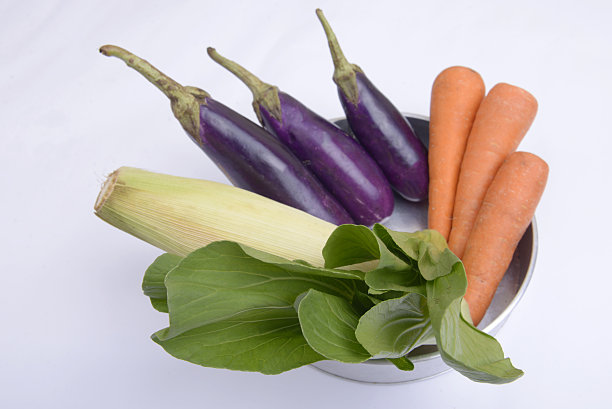 用玻璃碗盛茄子、胡萝卜、芥菜、生玉米等新鲜蔬菜图片下载