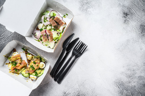 带三明治的纸盒带走食物。白色背景。前视图。本空间图片下载