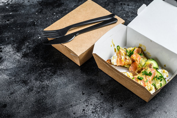 带三明治的纸盒带走食物。黑色背景。前视图。本空间图片下载