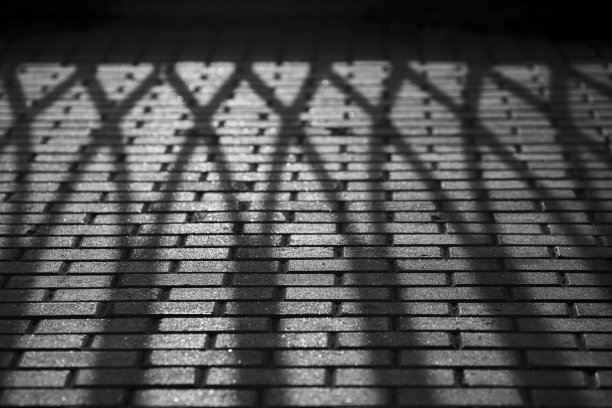 日落时分，路堤围栏上的装饰阴影图片下载