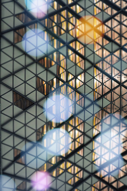 现代玻璃墙由小三角形和散景灯组成。图片下载