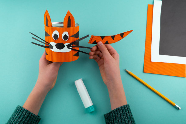 步骤6。关于如何用锡罐做文具支架的一步一步的说明。老虎由纸、纸板、剪刀和胶水制成。一个有趣的DIY手工艺品的孩子。你自己做吗，纸老虎图片下载