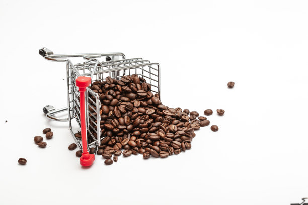 白色背景上放着咖啡豆的购物车图片下载