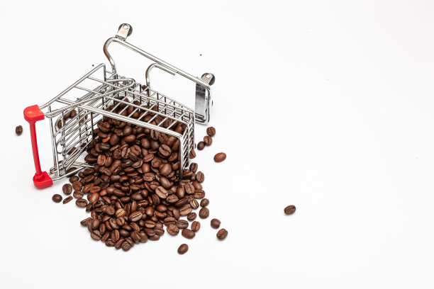 在白色孤立的背景下，翻倒的超市手推车上放着咖啡豆图片下载