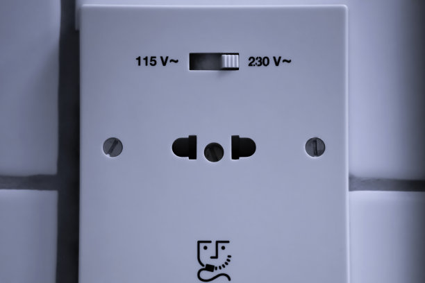 美国和欧洲家用电器的电源插座。关闭了。图片下载
