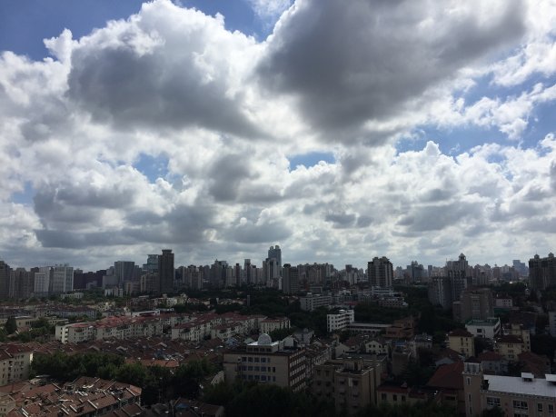 上海疯狂的天空。城市上空的地平线。不同的云，戏剧性的天空，日落。图片下载