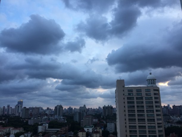 上海疯狂的天空。城市上空的地平线。不同的云，戏剧性的天空，日落。图片下载