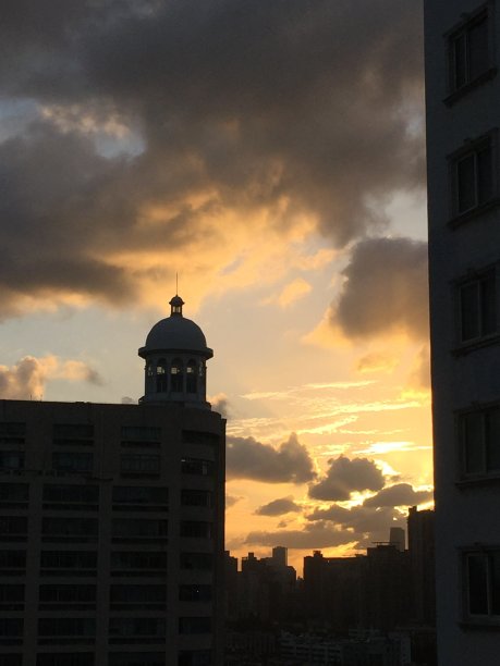 上海疯狂的天空。城市上空的地平线。不同的云，戏剧性的天空，日落。图片下载