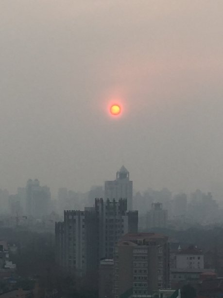 上海疯狂的天空。城市上空的地平线。不同的云，戏剧性的天空，日落。图片下载