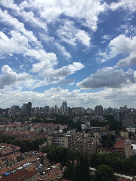 上海疯狂的天空。城市上空的地平线。不同的云，戏剧性的天空，日落。图片下载