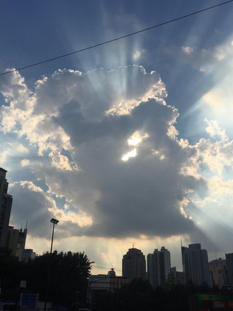 上海疯狂的天空。城市上空的地平线。不同的云，戏剧性的天空，日落。图片下载