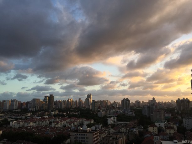 上海疯狂的天空。城市上空的地平线。不同的云，戏剧性的天空，日落。图片下载