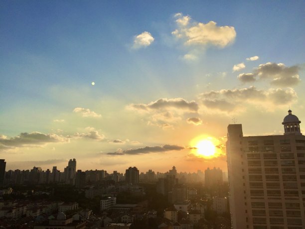 上海疯狂的天空。城市上空的地平线。不同的云，戏剧性的天空，日落。图片下载