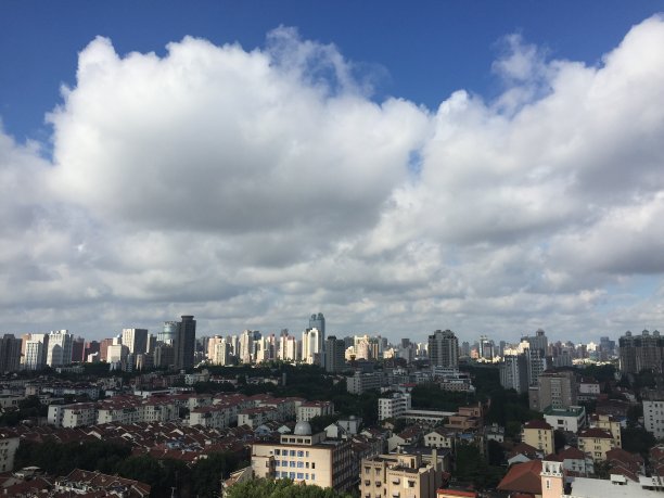 上海疯狂的天空。城市上空的地平线。不同的云，戏剧性的天空，日落。图片下载